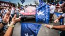 Dojezd Carlose Sainze po poslední etapě. Mechanici Peugeotu vytvořili na příjezdů do bivaku “uličku slávy” a potleskem vítali každého, kdo rallye dokončil.