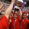 Hráči Slavie pozvedli na hřišti svého nového stadionu pohár pro Mistra Gambrinus ligy.