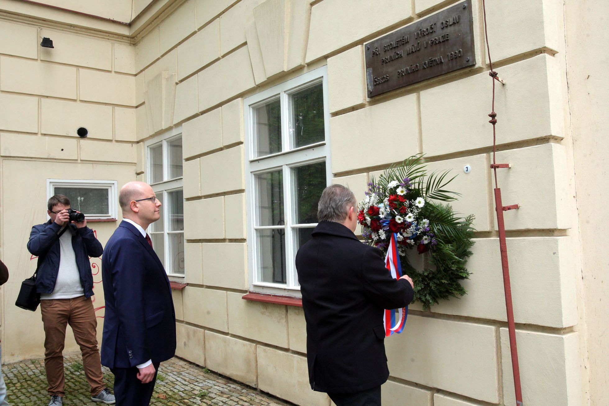 Sobotka u rozhlasu klade věnec