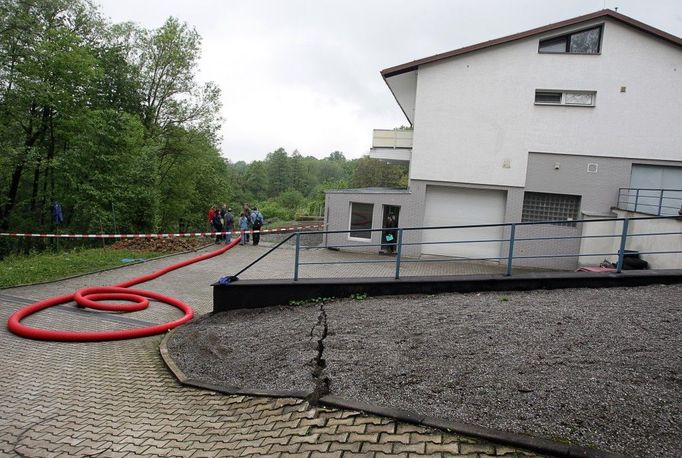 Podmáčený svah se ve středu sesunul v Havířově. Obyvatelé jednoho domu v Hálkově ulici museli být evakuováni.