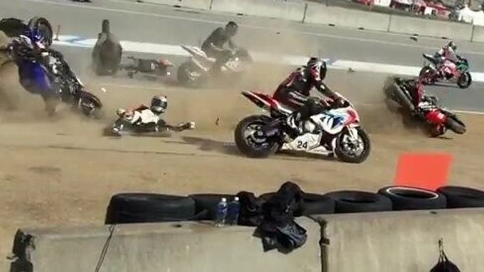 Podívejte na nešťastnou havárii v závodě MotoAmerica Superbike/Superstock 1000 v Laguně Seca, při níž zahynuli dvě španělští motocyklisté.
