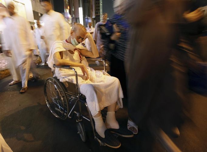 A Muslim pilgrim waits in a wheelchair after performing early dawn prayers in an area near the Grand Mosque, during the annual haj pilgrimage in the holy city of Mecca October 23, 2012, ahead of Eid al-Adha which marks the end of haj. On October 25, the day of Arafat, millions of Muslim pilgrims will stand in prayer on Mount Arafat near Mecca at the peak of the annual pilgrimage. REUTERS/Amr Abdallah Dalsh (SAUDI ARABIA - Tags: RELIGION) Published: Říj. 23, 2012, 7:24 dop.