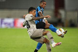 Dodo, a Ashley Young v semifinále Evropské ligy Inter Milán - Šachtar Doněck