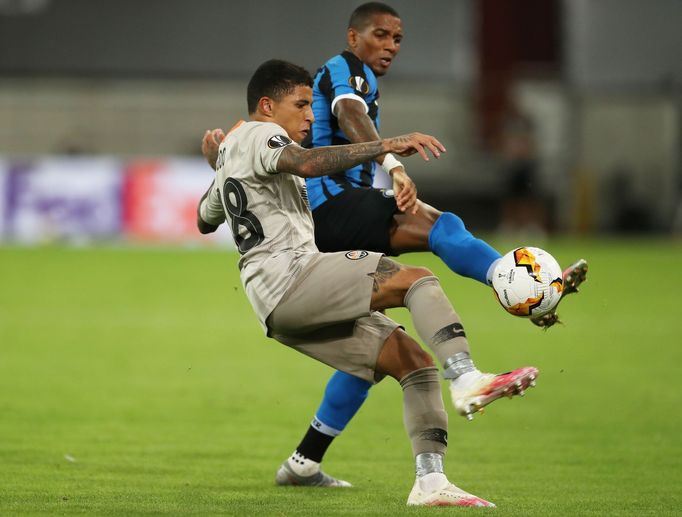 Dodo, a Ashley Young v semifinále Evropské ligy Inter Milán - Šachtar Doněck