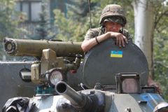 Ve městě Vuhlehirsk na východě Ukrajiny se střetli proruští separatisté s ukrajinskou armádou.