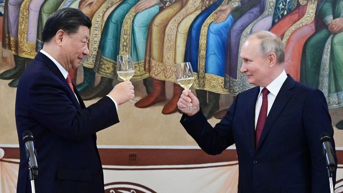 Čínský prezident Si Ťin-pching se svým ruským protějškem Vladimirem Putinem na návštěvě Moskvy loni v březnu.