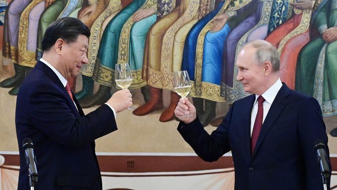 Hody v Kremlu. Putin pohostil Siho jako císaře, večeřeli jesetera, křepelky i zvěřinu