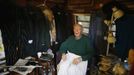 Patrick Corsaro, 85, sits in his trailer in which he has lived for 35 years, in Village Trailer Park in Santa Monica, California, July 12, 2012. Developer Marc Luzzatto wants to relocate residents from the trailer park to make way for nearly 500 residences, office space, stores, cafes and yoga studios, close to where a light rail line is being built to connect downtown Los Angeles to the ocean. Village Trailer Park was built in 1951, and 90 percent of its residents are elderly, disabled or both, according to the Legal Aid Society. Many have lived there for decades in old trailers which they bought. The property is valued at as much as $30 million, according the LA Times. Picture taken July 12, 2012. REUTERS/Lucy Nicholson (UNITED STATES - Tags: REAL ESTATE BUSINESS SOCIETY POLITICS) Published: Čec. 14, 2012, 7:23 dop.