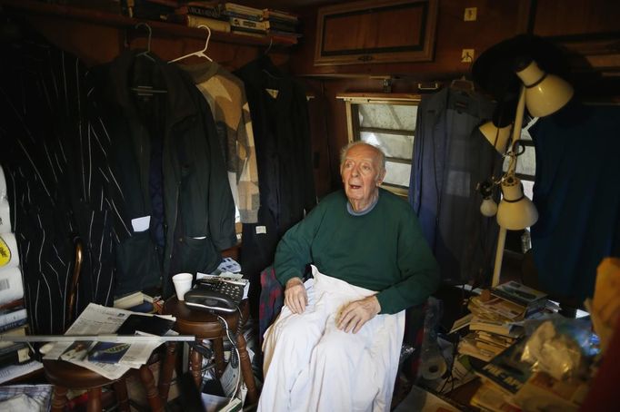 Patrick Corsaro, 85, sits in his trailer in which he has lived for 35 years, in Village Trailer Park in Santa Monica, California, July 12, 2012. Developer Marc Luzzatto wants to relocate residents from the trailer park to make way for nearly 500 residences, office space, stores, cafes and yoga studios, close to where a light rail line is being built to connect downtown Los Angeles to the ocean. Village Trailer Park was built in 1951, and 90 percent of its residents are elderly, disabled or both, according to the Legal Aid Society. Many have lived there for decades in old trailers which they bought. The property is valued at as much as $30 million, according the LA Times. Picture taken July 12, 2012. REUTERS/Lucy Nicholson (UNITED STATES - Tags: REAL ESTATE BUSINESS SOCIETY POLITICS) Published: Čec. 14, 2012, 7:23 dop.