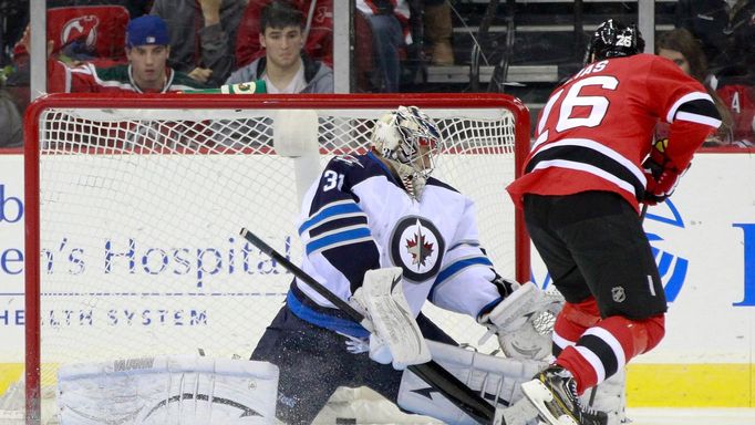 Patrik Eliáš vítězným nájezdem překonává Ondřeje Pavelce v zápase New Jersey - Winnipeg