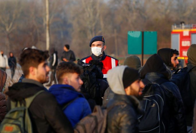 Migranti na řecko-turecké hranici.