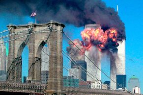 Teror z 11. září na ikonických snímcích. Připomeňte si nejčernější den USA