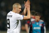 Karim Benzema mohl být po zápapase spokojený, a i proto zatleskal i fanouškům Lyonu, kde před odchodem do Realu dlouhodobě působil
