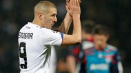 Karim Benzema mohl být po zápapase spokojený, a i proto zatleskal i fanouškům Lyonu, kde před odchodem do Realu dlouhodobě působil