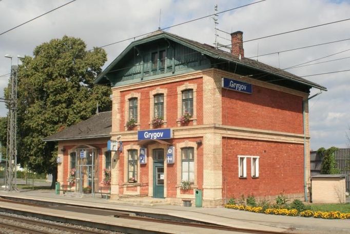 Grygov, okres Olomouc, železniční trať Přerov - Olomouc. Výpravní budova i obytný dům dráhy jsou prohlášeny kulturní památkou. Cestující si pochvalují i bohatou květinovo