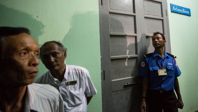 Policejní stráž v nemocnici v Rangúnu.