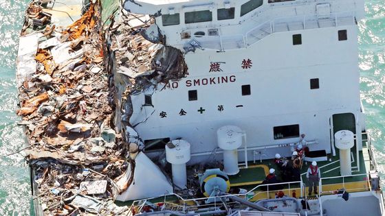 Foto: Japonsko ničí tajfun. Vichr strhává střechy i domy, obří tanker nahnal na most