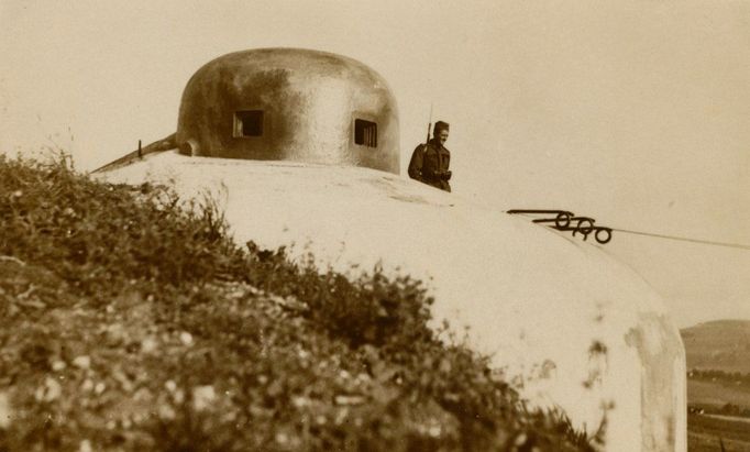 Nejčastějšími pancéřovými bojovými stanovišti těžkého opevnění byly pěchotní zvony vyzbrojené lehkými, výjimečně i těžkými kulomety. Jejich hlavním úkolem bylo pozorování předpolí a řízení paleb hlavních zbraní, v případě potřeby se měly zapojit do přímé obrany objektů. Na snímku je třístřílnovýpěchotní zvon pro lehký kulomet izolovaného pěchotního srubu K-S 15 ,,U lípy" na Králicku (odlit byl ve Vítkovickém horním a hutním těžířstvu v rámci II. série pod výrobním číslem 5).