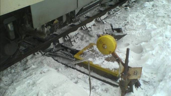 Vlak srazil v Holešovicích železničáře. Na místě zemřel