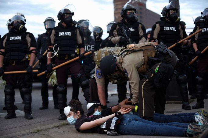 Policie zadržuje protestující, kteří porušili noční zákaz vycházení během poklidné demonstrace. Minneapolis, 31. května.