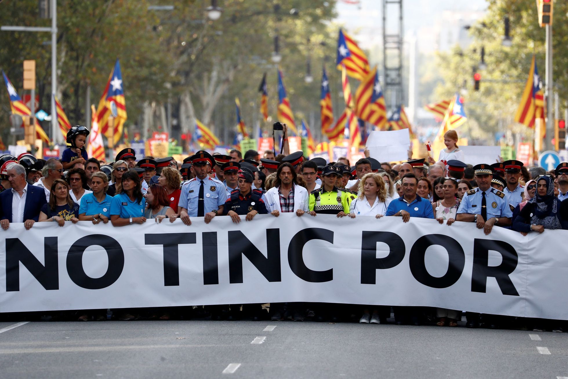 Pochodu jednoty proti terorismu s heslem "Nemáme strach" se v Barceloně účastnilo na půl milionu lidí