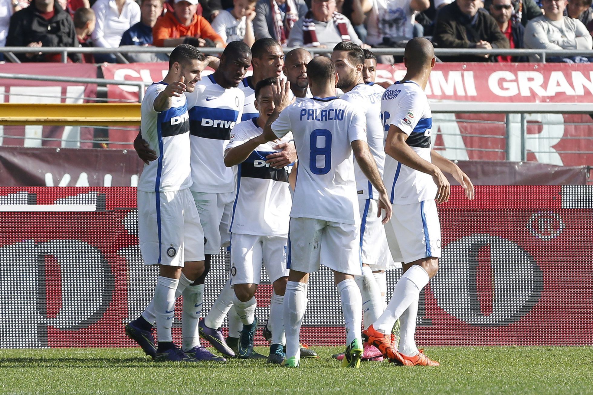 Hráči Interu Milán slaví gól