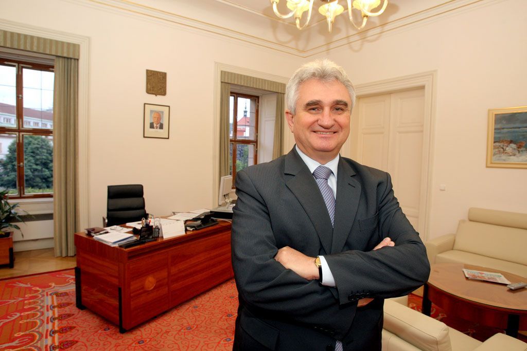 Předseda senátu Milan Štěch ve své kanceláři
