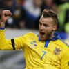 Andrej Jarmolenko slaví gól Ukrajiny v baráži o Euro