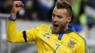 Andrej Jarmolenko slaví gól Ukrajiny v baráži o Euro