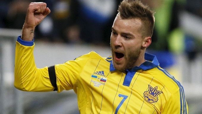Andrij Jarmolenko slaví gól Ukrajiny.