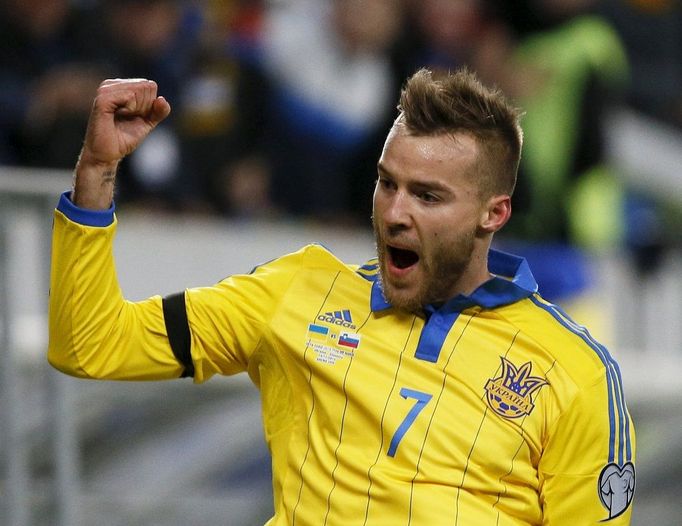 Andrej Jarmolenko slaví gól Ukrajiny v baráži o Euro