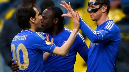 Hráči Chelsea slaví branku Fernanda Torrese v utkání proti Rubinu Kazaň
