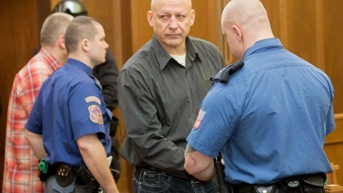 Trojici mužů obžalovaných z loupežné vraždy manželského páru z Bohumína na Karvinsku odsoudil Krajský soud v Ostravě k doživotí a výjimečným trestům 30 a 27 let vězení.