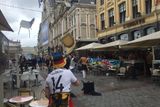 Ale nepředvedli se jen Rusové a Angličané. Před zápasem v Lille se servali i rowdies Německa a Ukrajiny, první tábor dokonce v centru města hajloval, vzduchem létaly židle i skleněné lahve.