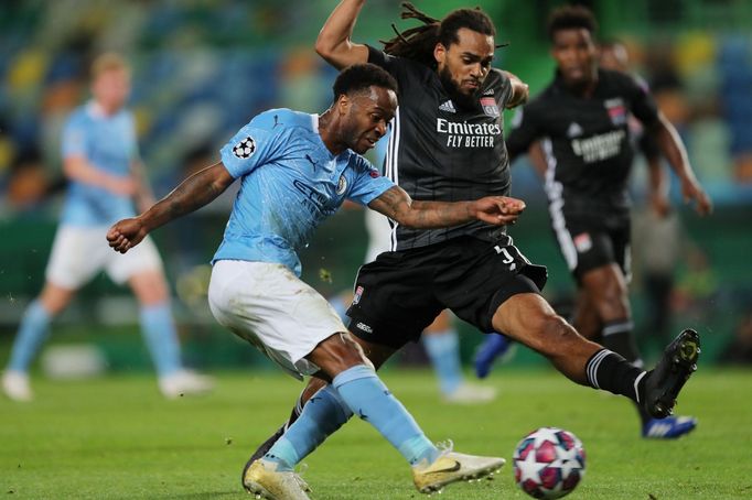 Manchester City - Olympique Lyon. Raheem Sterling versus Jason Denayer.