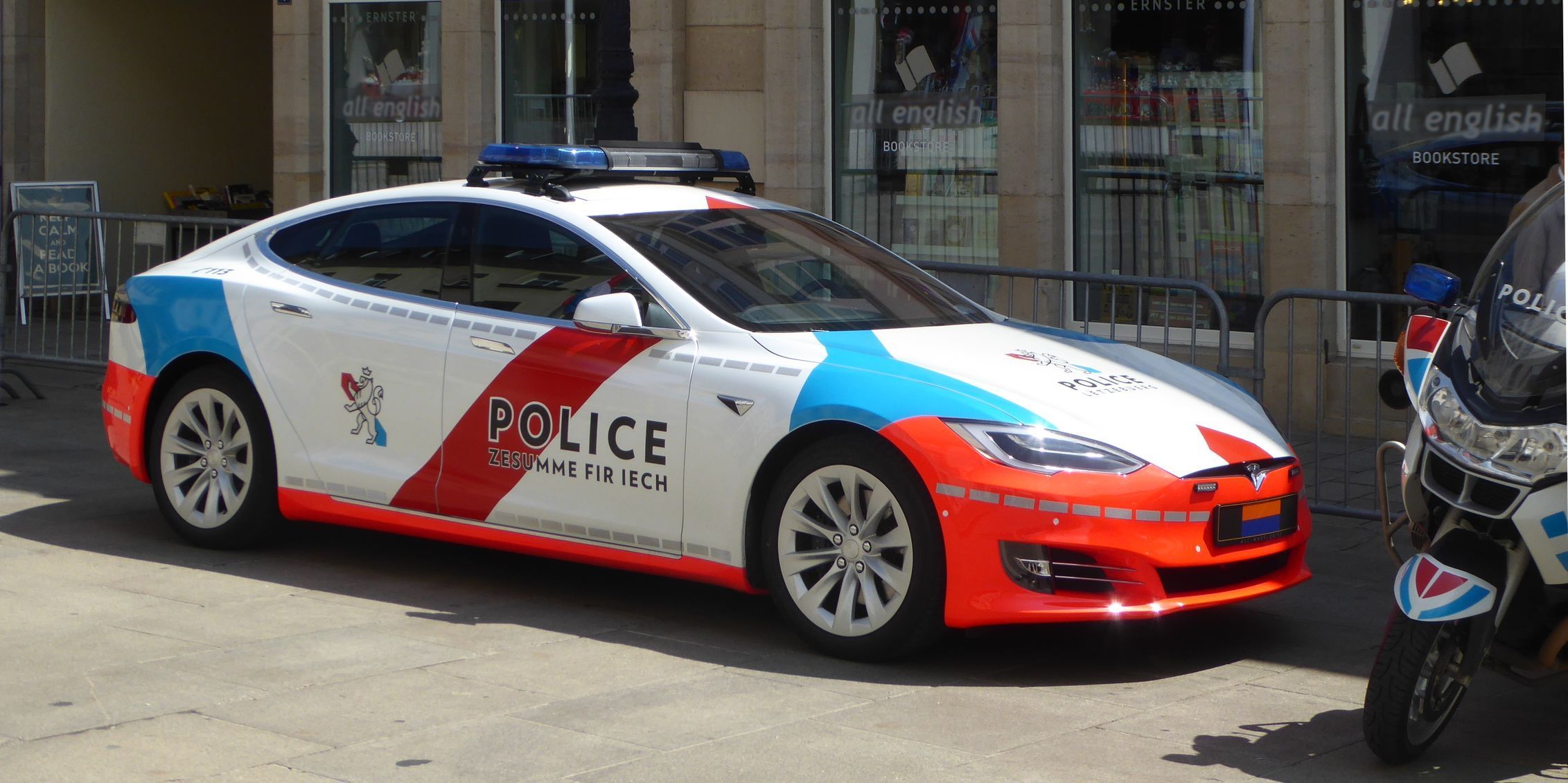 Tesla Model S policie