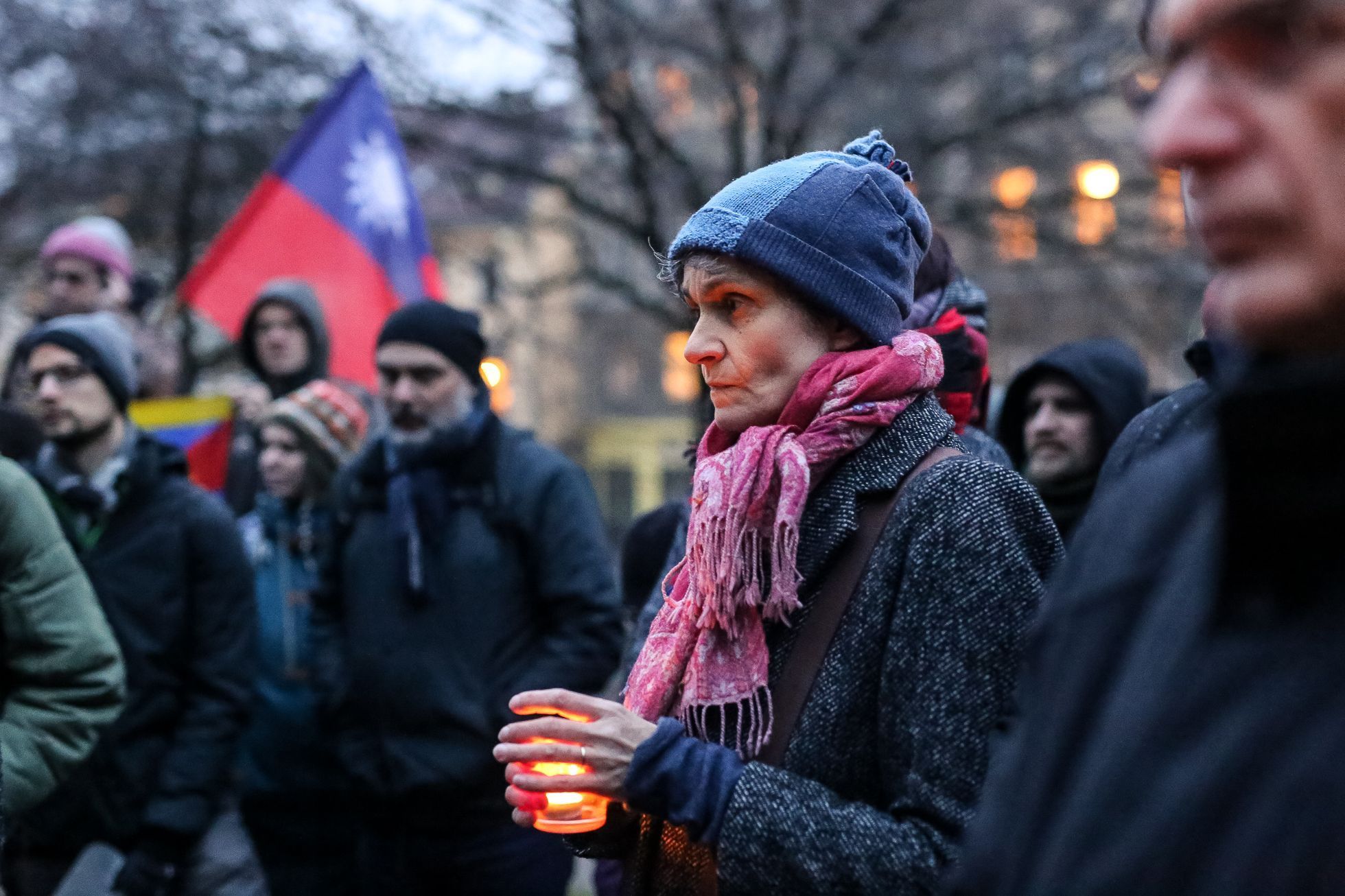 Modlitba za čínské křesťany u památníku komunismu v Praze, 16.3.2018