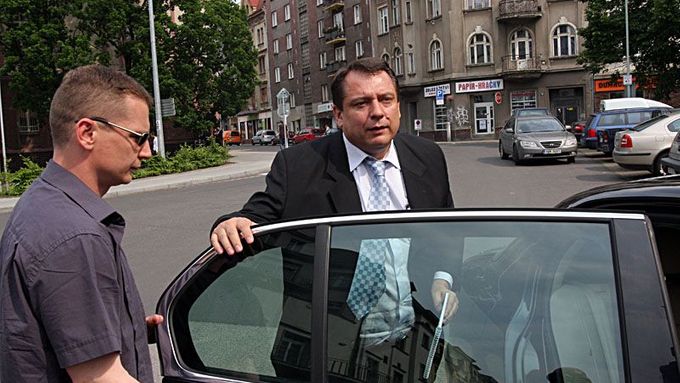 Jiří Paroubek dorazil do volebního štábu ČSSD