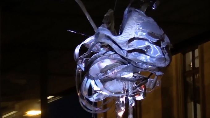 Výtvarník Jakub Nepraš vytvořil unikátní světelnou instalaci. Připomíná včelí roj