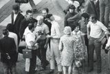 V Praze to mezi lidmi vřelo už den před 21. srpnem. Lidé postávající na Václavském náměstí odpoledne 20. srpna 1969.