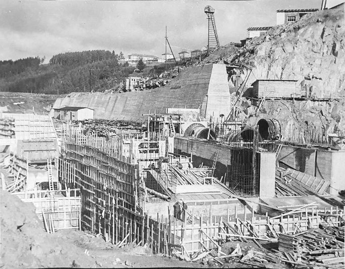 Fotografie ukazuje výstavbu vodní nádrže a elektrárny Lipno, významného díla z roku 1959, které dodává energii a poskytuje rekreační možnosti.