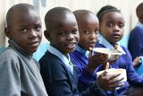 Některé neformální školy ve slumu Kibera zvládnou ze svých skromných rozpočtů poskytnout dětem svačiny zdarma. Tyto děti ve škole Kicoshep si pochutnávají na kukuřičné kaši.