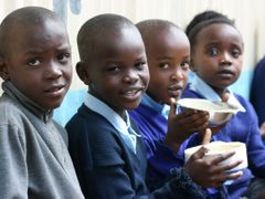 Některé neformální školy ve slumu Kibera zvládnou ze svých skromných rozpočtů poskytnout dětem svačiny zdarma. Tyto děti ve škole Kicoshep si pochutnávají na kukuřičné kaši.
