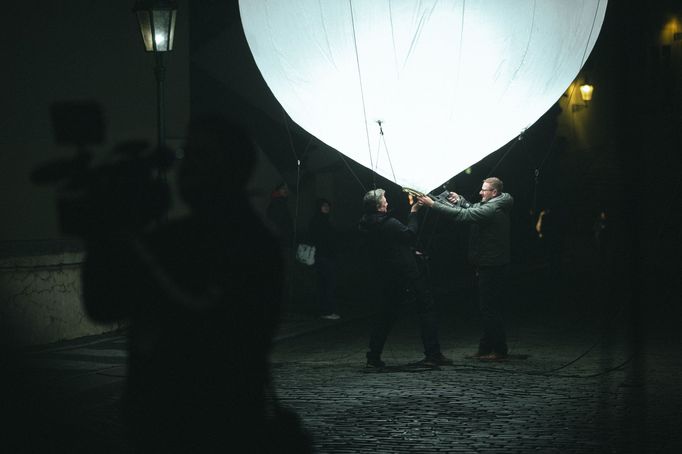 Natáčení filmu Vlny režiséra Jiřího Mádla zasazeného do roku 1967.