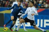 Nekompromisní Franck Ribéry (v modrém) brání německého záložníka Sami Khediru.