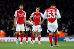 Arsenal s outsiderem jen remizoval, Liverpool je bod od anglického titulu