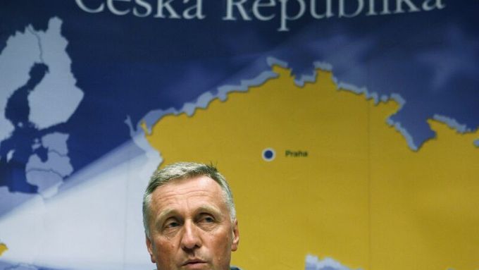 Czech Republic's Prime Minister Mirek Topolanek addresses a news conference on the first day of a EU summit at the European Council headquarters in Brussels June 20, 2008. Ireland's rejection of a new European Union treaty should not slow the process of enlarging the bloc to include new member countries, the EU's presidency said on Thursday. REUTERS/Thierry Roge (BELGIUM)