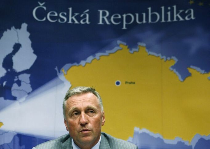 Czech Republic's Prime Minister Mirek Topolanek addresses a news conference on the first day of a EU summit at the European Council headquarters in Brussels June 20, 2008. Ireland's rejection of a new European Union treaty should not slow the process of enlarging the bloc to include new member countries, the EU's presidency said on Thursday. REUTERS/Thierry Roge (BELGIUM)