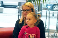 Elenka měla nádor na sítnici. Zachránila ji unikátní léčba, poprvé v Česku