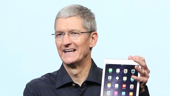 Šéf Applu Tim Cook s novým iPadem.